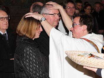 Pfarrer Klaus Weigand beim Segnen eine Paares.  Fotos: Mathias Erlwein