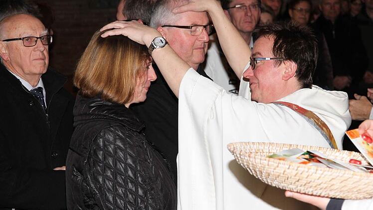 Pfarrer Klaus Weigand beim Segnen eine Paares.  Fotos: Mathias Erlwein