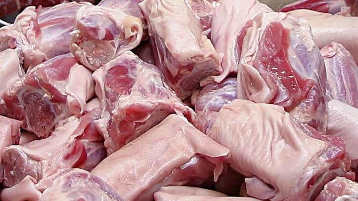 30 Tonnen Fleisch werden täglich in dem Schlachthof verarbeitet. Fünf Kalbshaxen, die im Sommer 2015 bei Routinekontrollen sichergestellt wurden, sahen allerdings nicht so frisch aus wie auf diesem Bild.  Foto: Archiv