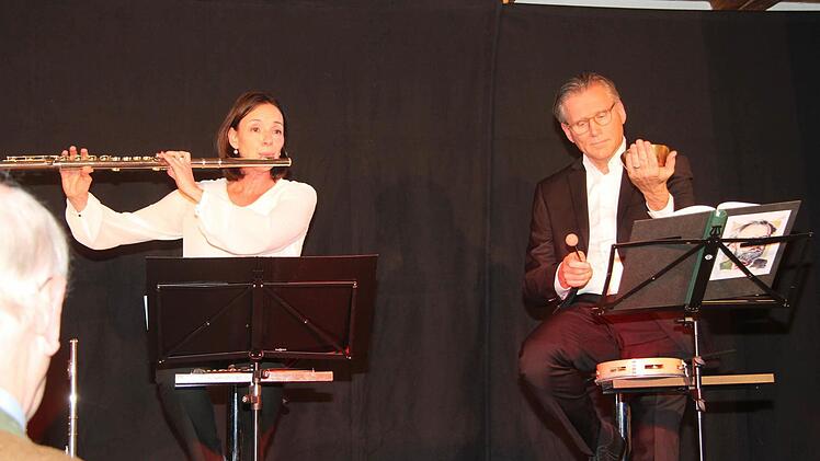 Wolfgang Krebs (rechts) brachte mit seinen bewährten musikalischen Begleitern Thomas Schimmel (nicht im Bild) und Tanja Schaller eine Hommage an Wilhelm Busch auf die Bühne Foto: Sonny Adam