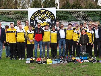 Der FC Coburg ist neben der TSG Niederf&uuml;llbach ein weiterer starker Partner f&uuml;r den FC FED Ol&eacute;. Zum Einstand brachte FCC-Jugendleiter und Vorstandsmitglied Alexander Pietsch (rechts) der Mannschaft 40 Paar Fu&szlig;ballschuhe mit.  Foto: Christoph Winter