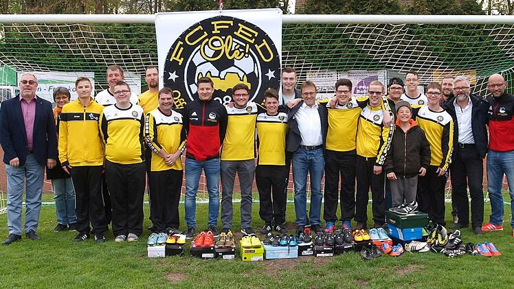 Der FC Coburg ist neben der TSG Niederf&uuml;llbach ein weiterer starker Partner f&uuml;r den FC FED Ol&eacute;. Zum Einstand brachte FCC-Jugendleiter und Vorstandsmitglied Alexander Pietsch (rechts) der Mannschaft 40 Paar Fu&szlig;ballschuhe mit.  Foto: Christoph Winter