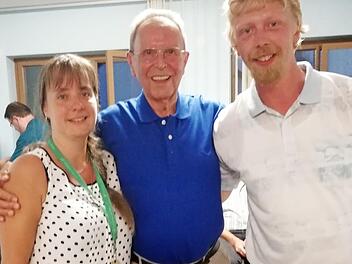 Groß war die Freude über den Besuch von Professor Rudi Reinhardt (Mitte), hier mit Dirigentin Karina Klaumünzner und Vorsitzendem Stefan Reuther. Foto: K.- H. Hofmann