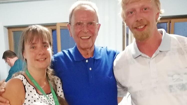 Groß war die Freude über den Besuch von Professor Rudi Reinhardt (Mitte), hier mit Dirigentin Karina Klaumünzner und Vorsitzendem Stefan Reuther. Foto: K.- H. Hofmann