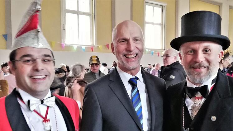 Oberbürgermeister Kay Blankenburg (Mitte) mit den beiden Sitzungspräsidenten Alexander Pusch (links; Fidelia Reiterswiesen) und Christian Rüth (BTC Garitz). Foto: Sigismund von Dobschütz