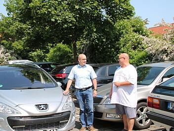 Michael Kastl (links) und Klaus Schebler sehen ihr Anliegen bestätigt. In diesem Bereich des Parkplatzes Oberes Tor ist kein einziger Stellplatz zu finden. Deshalb sollen stadtnah noch mehr Parkplätze ausgewiesen werden. Thomas Malz