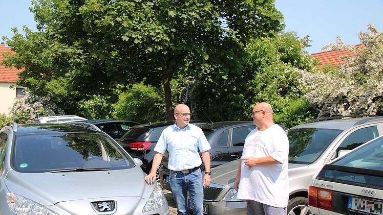 Michael Kastl (links) und Klaus Schebler sehen ihr Anliegen bestätigt. In diesem Bereich des Parkplatzes Oberes Tor ist kein einziger Stellplatz zu finden. Deshalb sollen stadtnah noch mehr Parkplätze ausgewiesen werden. Thomas Malz