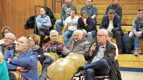 Einige Besucher der Bürgerversammlung nutzten die Gelegenheit, Fragen zu stellen.  Fotos: Andreas Dorsch
