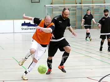 Andre Scharf (links) vom Lebenswerk Kulmbach behauptet sich gegen Michael Wamberg vom Lebenswerk Bayreuth.  Foto: Monika Limmer