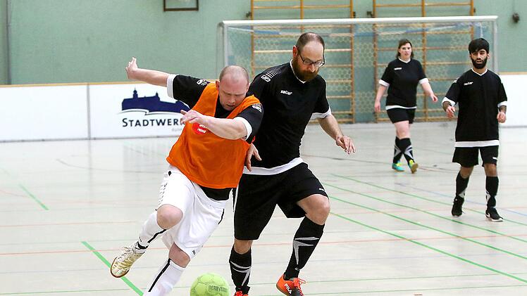 Andre Scharf (links) vom Lebenswerk Kulmbach behauptet sich gegen Michael Wamberg vom Lebenswerk Bayreuth.  Foto: Monika Limmer