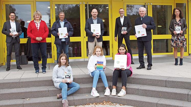 Stefan Schneyer, Cornelia Schaller, Bernd Schick, Christian Förtsch, Hartmut Büchner, Helmut Fischer und Stefanie Mayr-Leidnecker (stehend von links) sowie die Schülerinnen Felicitas Gamper, Laura Erhardt und Klara Geuß (sitzend von links) stellten das Hausaufgabenheft des Arbeitskreises und das neu entwickelte Berufswahlportfolio vor.  Foto: Alfred Thieret
