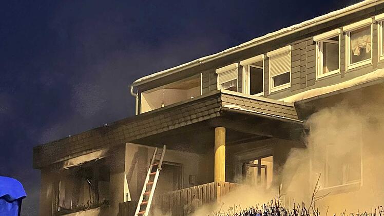 Ausgedehnter Zimmerbrand: Feuerwehr rettet sieben Personen