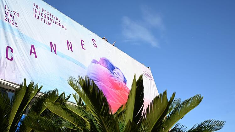 Die Prominenz trifft sich bei den 78. Filmfestspielen von Cannes. Dabei müssen sie die neue Kleiderordnung des Festivals beachten.