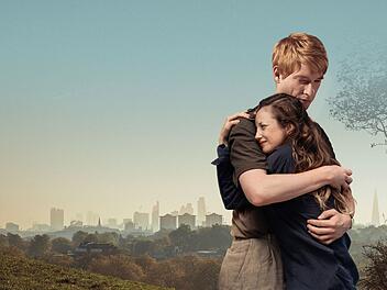 Die Londoner Alice (Andrea Riseborough) und Jack (Domhnall Gleeson) lernen sich kennen und lieben, doch ihre Beziehung bleibt instabil - und leidenschaftlich. Die starke britische Miniserie "Alice und Jack" in der ZDF-Mediathek begleitet das Paar über 16 Jahre Leben.