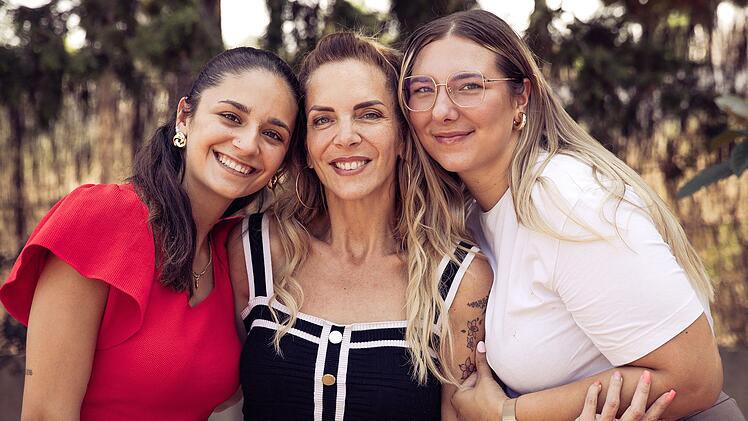 Bald zieht Joelina (rechts) nach Hamburg - doch ihre Schwester Jada (links) bleibt Danni auf Mallorca erhalten.