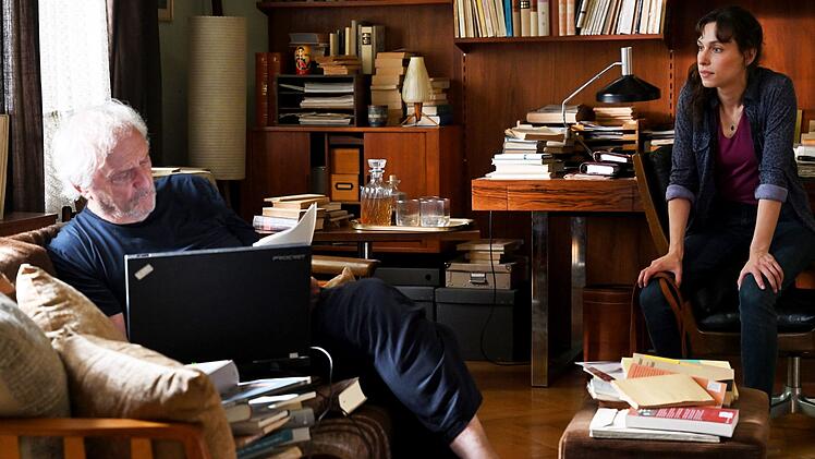 Sofia (Senita Huskić) und Georg Trapp (Günther Maria Halmer) müssen sich erst einmal aneinander gewöhnen. Die offene junge Frau und der alte Einzelgänger haben unterschiedliche Lebenskonzepte.