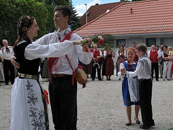 Altknecht Martin tanzte mit Miriam, Jungknecht Timo mit Isabell. Fotos: Roland Meister