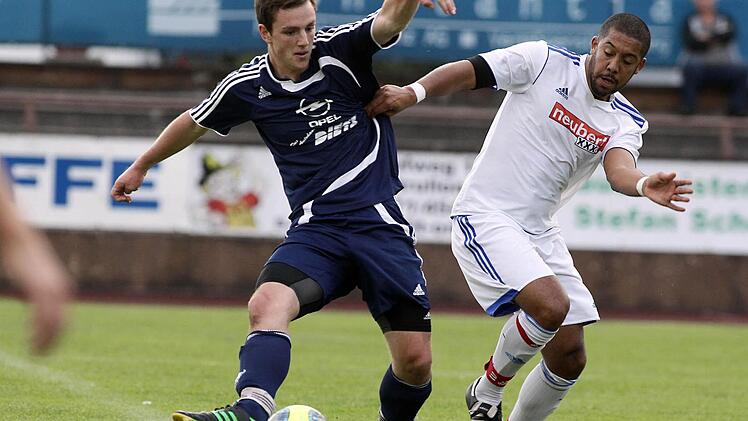 Jonas Heidenreich vom TV Ebern (links) kann den Ball weiterspielen, bevor Patrick Rösler ihn attackieren kann.  Foto: sportpress