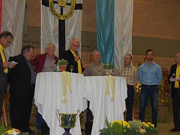 Die ehemaligen Spieler erzählten Erlebnisse aus alter Zeit. Unser Bild zeigt (von links) Walter Manger, Albert Klubertanz, Friedel Weigand, Otto Knoblauch, Herbert Winter, Stefan Armbruster, André Betz und Dietmar Werner.  Foto: Günther Straub