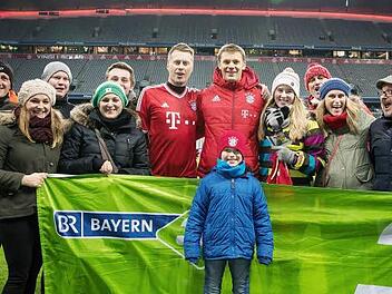 Der Welttorhüter gab sich die Ehre: Bayern-Keeper Manuel Neuer (M., mit Jacke) beim Meet & Greet mit Markus Mamat (links daneben) und Begleitung.  Foto: Markus Konvalin/BR