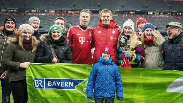 Der Welttorhüter gab sich die Ehre: Bayern-Keeper Manuel Neuer (M., mit Jacke) beim Meet & Greet mit Markus Mamat (links daneben) und Begleitung.  Foto: Markus Konvalin/BR