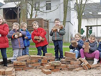 Die Geschichte der Putzen-Bräu erleben die Kinder des Weidach-Kindergartens, wenn sie bei schönem Wetter im Sandkasten spielen. Dort sind die alten roten Backsteine ein beliebter Teil des Spielzeugangebotes. Im Hintergrund steht der große Spielturm, der aus Sicherheitsgründen von der Grundstücksgrenze nach vorne verlegt wurde. Foto: Berthold Köhler