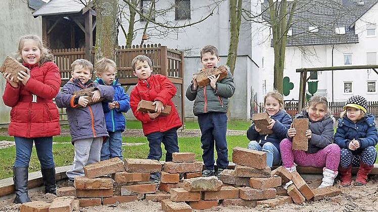 Die Geschichte der Putzen-Bräu erleben die Kinder des Weidach-Kindergartens, wenn sie bei schönem Wetter im Sandkasten spielen. Dort sind die alten roten Backsteine ein beliebter Teil des Spielzeugangebotes. Im Hintergrund steht der große Spielturm, der aus Sicherheitsgründen von der Grundstücksgrenze nach vorne verlegt wurde. Foto: Berthold Köhler