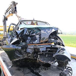 Gegen Baum geprallt: Junge Frau bei Michelau schwer verletzt