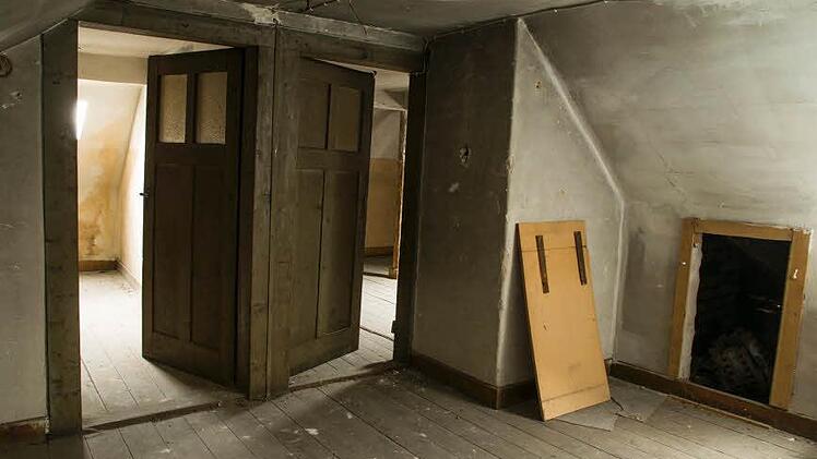 Abgewetzte Teppiche, heruntergekommene Zimmer: Das ehemalige Hotel "Post" in der Ludwigstraße steht seit vielen Jahren leer. Foto: Jürgen Hüfner