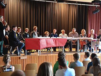 Vize-Schulleiterin Susanne Lohneiß (l.) begrüßte die Teilnehmer der von Schülern organisierten Podiumsdiskussion zum Standort des Dientzenhofer Gymnasiums.  Foto: Ronald Rinklef