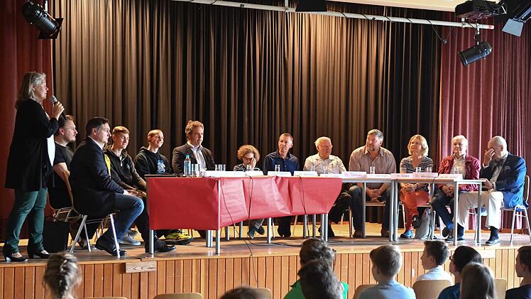 Vize-Schulleiterin Susanne Lohneiß (l.) begrüßte die Teilnehmer der von Schülern organisierten Podiumsdiskussion zum Standort des Dientzenhofer Gymnasiums.  Foto: Ronald Rinklef
