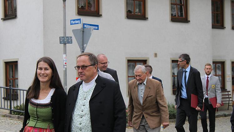 Die Bürgermeister der Region waren eingeladen. Zum Beispiel Christiane Meyer (Ebermannstadt) und Gerhard Riediger (Unterleinleiter). Dahinter ist Geschäftsleiter Rüdiger Schmidt im Gespräch zu sehen und Reinhard Dölfel, Vorsitzender der Raiffeisenbank Heiligenstadt.Foto: Carmen Schwind