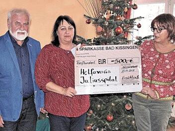 Über 500 Euro, die Eugen Albert übergab, freuten sich die Leiterin des Betreuten Wohnens St. Michael, Karina Dietz (Mitte) und Andrea Ziska, die Vorsitzende des Helfervereins des Juliusspitals.  Foto: Dieter Britz