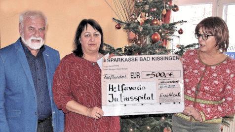 Über 500 Euro, die Eugen Albert übergab, freuten sich die Leiterin des Betreuten Wohnens St. Michael, Karina Dietz (Mitte) und Andrea Ziska, die Vorsitzende des Helfervereins des Juliusspitals.  Foto: Dieter Britz