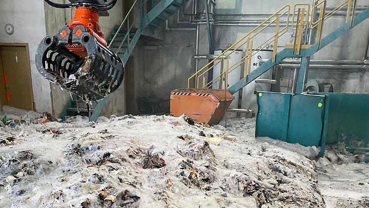 Knetzgau: Schaum-Meer in Müllsortieranlage - "Großaufgebot der Feuerwehr" alamiert