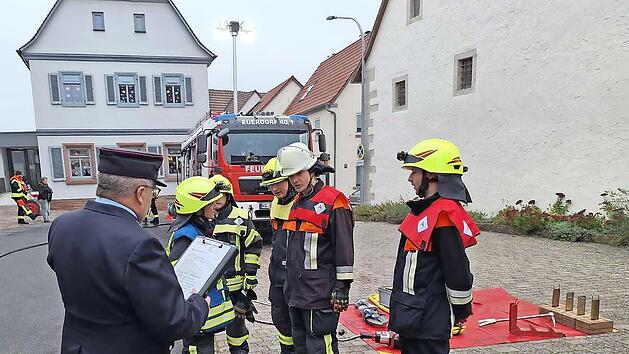 Bei einem simulierten Unfall zeigten die Feuerwehrleute aus Euerdorf und Umgebung, was sie können.