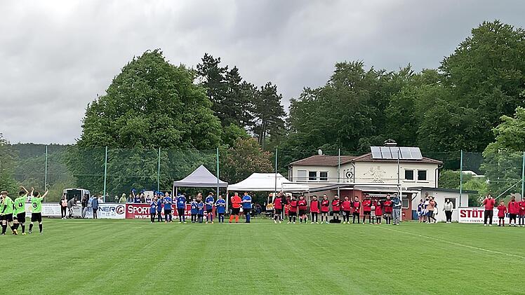 Die Fu&szlig;ball-Mannschaften beim Ost-Unterfr&auml;nkischen Fu&szlig;ballturnier in Fuchsstadt.