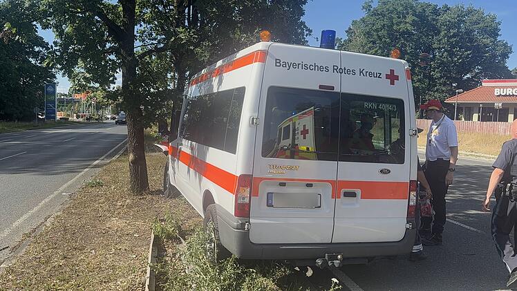 N&uuml;rnberg: Rettungswagen verursacht Karambolage - drei Verletzte