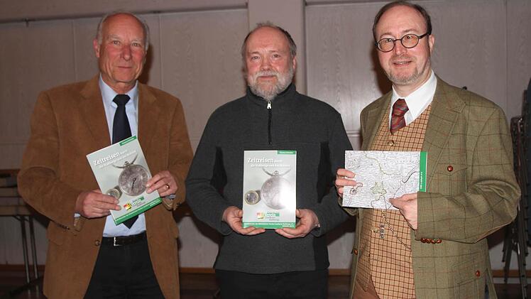 Zufrieden sind Vorstandsmitglied Klaus Kunkel, Vorsitzender Wolfgang Jäger sowie Autor und Zweiter Vorsitzender Thomas Schindler (von links) mit Heft acht aus der Schriftenreihe des Historischen Vereins mit dem Titel "Zeitreisen durch die Haßberge und das Maintal". Foto: gg