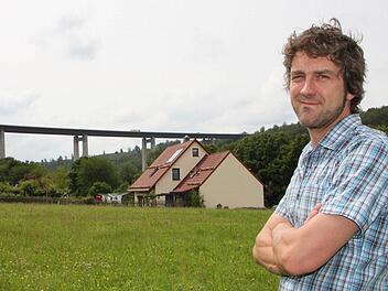 400 Meter von Speicherz entfernt verläuft die Autobahn A7. Hier könnte bald auch noch eine Stromtrasse zu sehen sein. Bürgermeister Jochen Vogel möchte das verhindern. Foto: Ulrike Müller