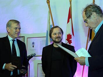 Schauspieler Thomas Schmnauser war einer der von Georg von Waldenfels (links) undThomas Krüger in Coburg geehrten. Foto: Timo Geldner