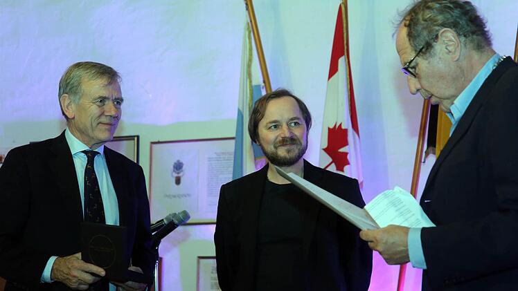 Schauspieler Thomas Schmnauser war einer der von Georg von Waldenfels (links) undThomas Krüger in Coburg geehrten. Foto: Timo Geldner