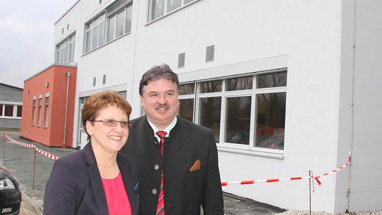 Endlich fertig - Schulleiterin Monika Hild und Landrat Klaus Peter Söllner freuen sich mit den Schülern. Der Neubau hat 2,5 Millionen Euro gekostet. Foto: Sonja Adam