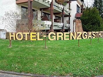 Die leer stehenden Zimmer im Hotel "Grenzgasthof" werden bald zur Unterkunft für Flüchtlinge. Foto: Oliver Schmidt