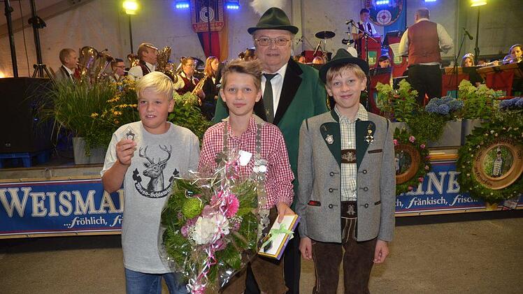 Jungschützenkönig Paul Krische (Mitte) mit 1. Ritter Ian- Joel Scheidt (rechts) und 2. Ritter Pascal Hildebrandt (links) mit Willy Fiedler (1. Vorstand).