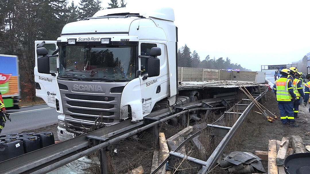 Massenunfall auf der A3 bei Nürnberg: Lkw kracht in Mittelschutzplanke - Ladung schleudert auf Gegenfahrbahn