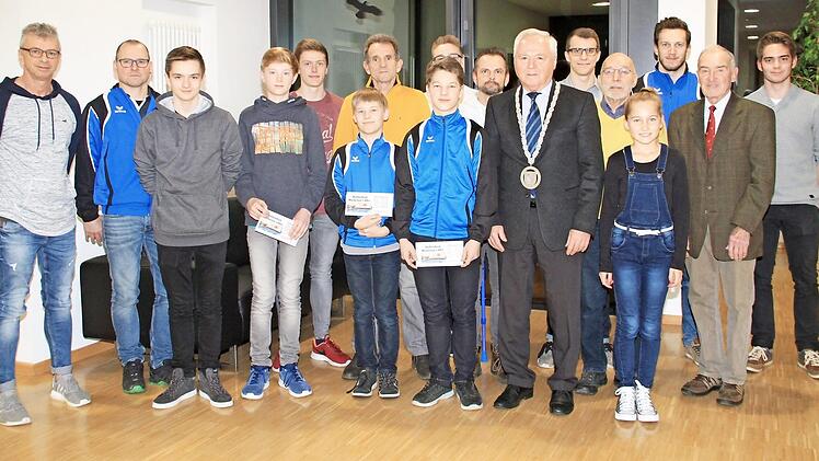 Für ihre herausragenden Leistungen ehrte die Gemeinde Michelau die erfolgreichen Sportler und Züchter. Foto: Gerda Völk