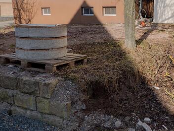 Teile der Sandsteinmauern im Ortskern von Stettfeld sind bereits entfernt. Sie sollen nach Abschluss der Bauarbeiten neu gesetzt und gestalten werden.Christian Ziegler