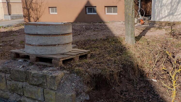 Teile der Sandsteinmauern im Ortskern von Stettfeld sind bereits entfernt. Sie sollen nach Abschluss der Bauarbeiten neu gesetzt und gestalten werden.Christian Ziegler