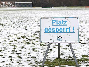 Keine Seltenheit in den letzten Wochen: Platz gesperrt. Foto: sportpress